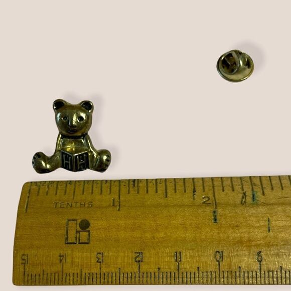 Vintage Teddy Bear Pin with H building block. - Picture 5 of 6